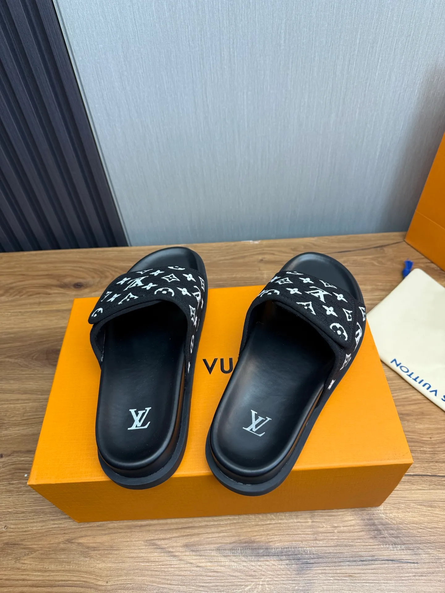 Men's shoes 💰340💰 ▪️LV's popular Little Red Book popular slippers hot sale: 1 shipment✅ Super textured and comfortable slippers, original TPU outsole. Authentic counter box drawer box packaging 🎁Size 38-45